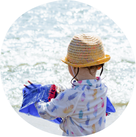 海岸で遊んでいる女の子